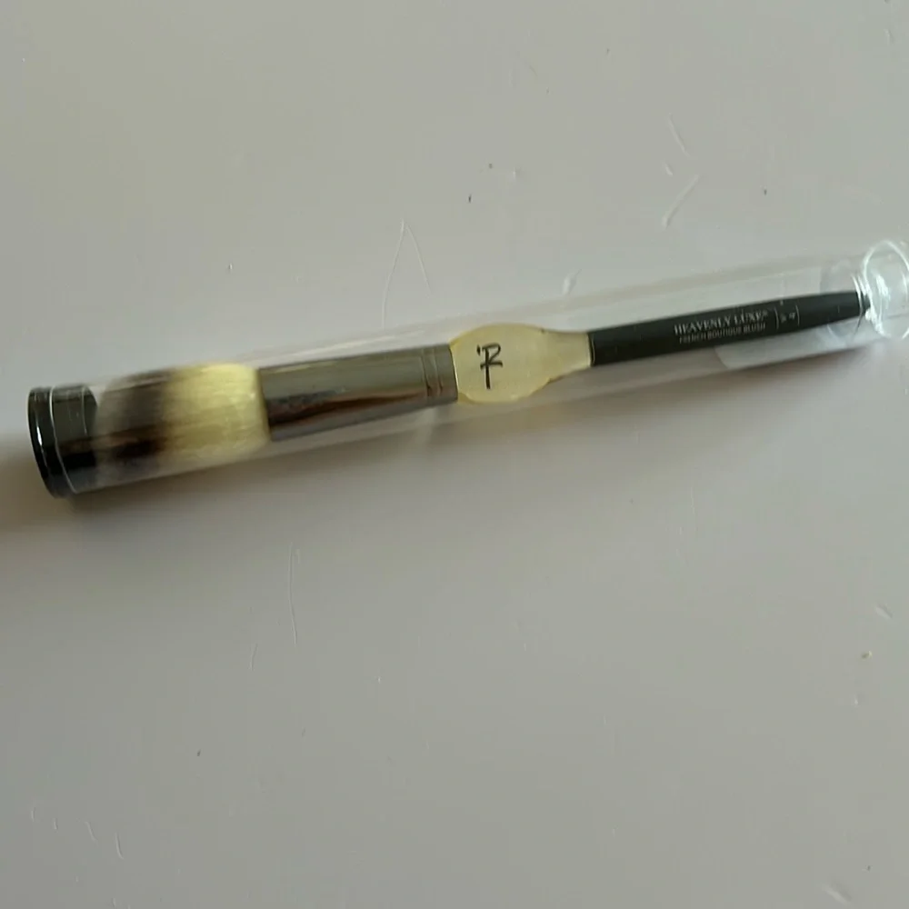 IT Cosmetics Heavenly Luxe French Boutique Blush Brush #4 cream & Powde…